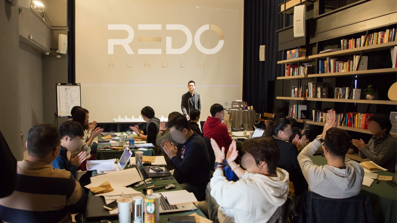 REDO Daniel 公開講座現場：學員舉手互動，背景為 REDO 教室書牆